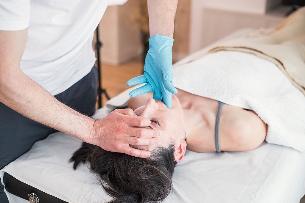 Terapia SSŻ Kraków jak wpływa na cały układ ruchu - od żuchwy po kark