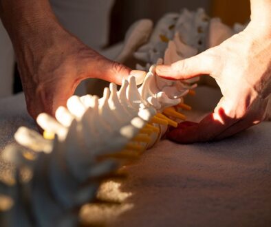 Od protruzji do ekstruzji – co dzieje się z Twoim kręgosłupem i jak fizjoterapia w Krakowie potrafi to zatrzymać